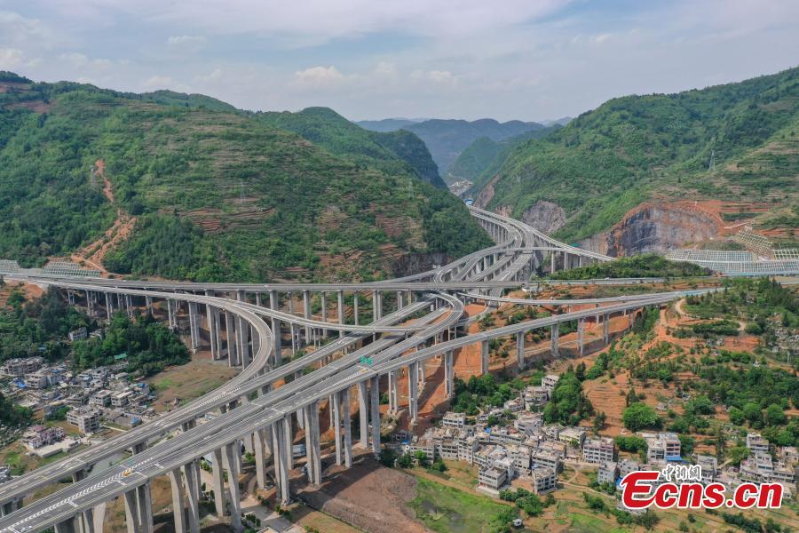 Via expressa está aberta ao tráfego em Guizhou, sudoeste da China