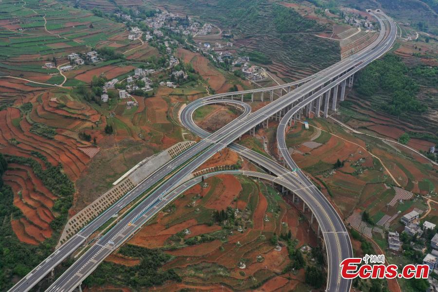 Via expressa está aberta ao tráfego em Guizhou, sudoeste da China