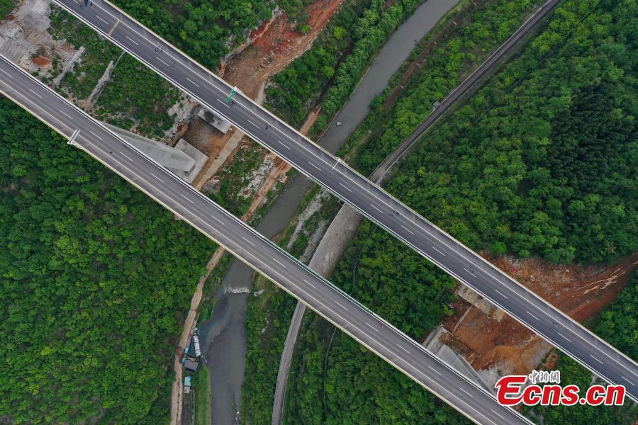 Via expressa está aberta ao tráfego em Guizhou, sudoeste da China