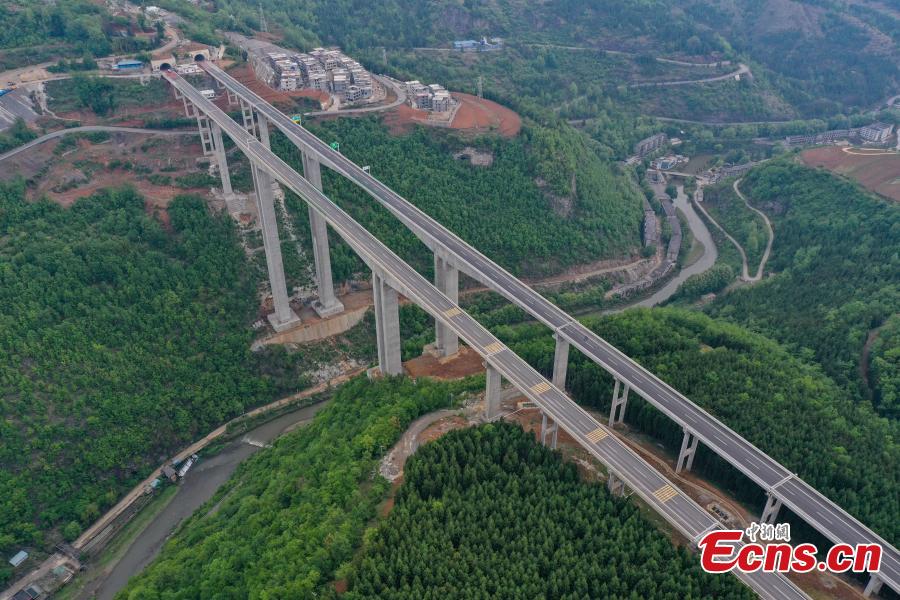 Via expressa está aberta ao tráfego em Guizhou, sudoeste da China