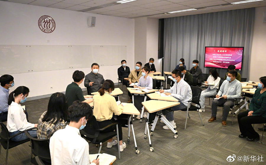 Xi Jinping visita Universidade Renmin da China antes do Dia da Juventude