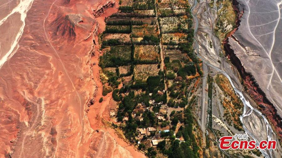 Magnífico cenário do Vale do rio Vermelho de Xinjiang