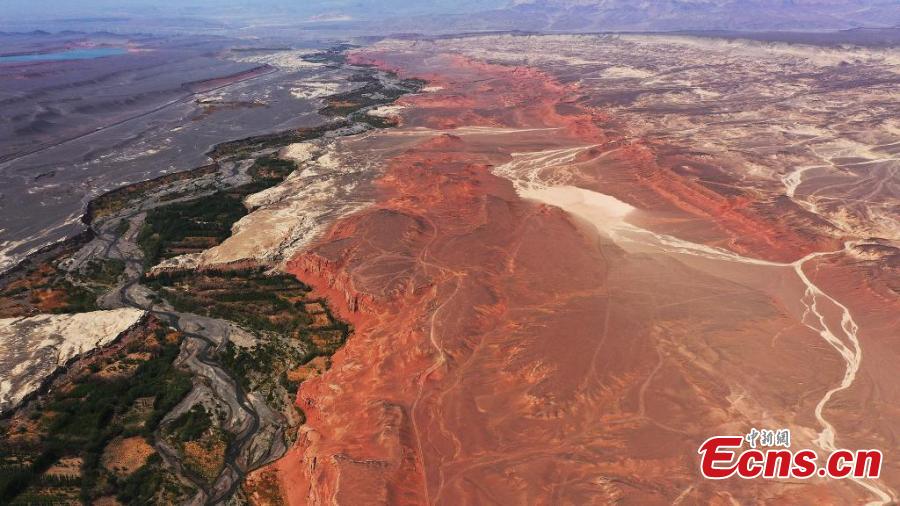 Magnífico cenário do Vale do rio Vermelho de Xinjiang