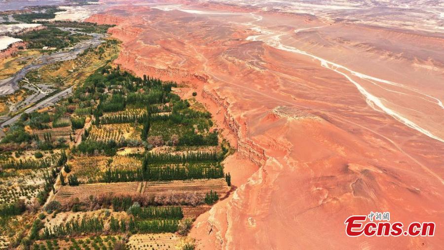 Magnífico cenário do Vale do rio Vermelho de Xinjiang