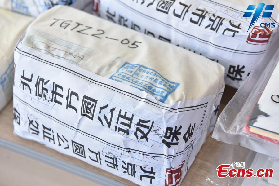 Cientistas abrem cápsula de retorno de Shenzhou-13 em Beijing