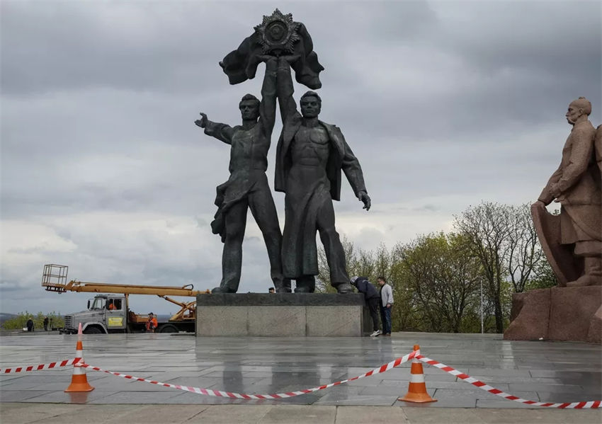 Ucrânia destroi estátua que comemorava amizade com a Rússia em Kiev