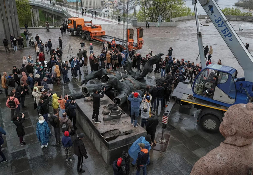 Ucrânia destroi estátua que comemorava amizade com a Rússia em Kiev