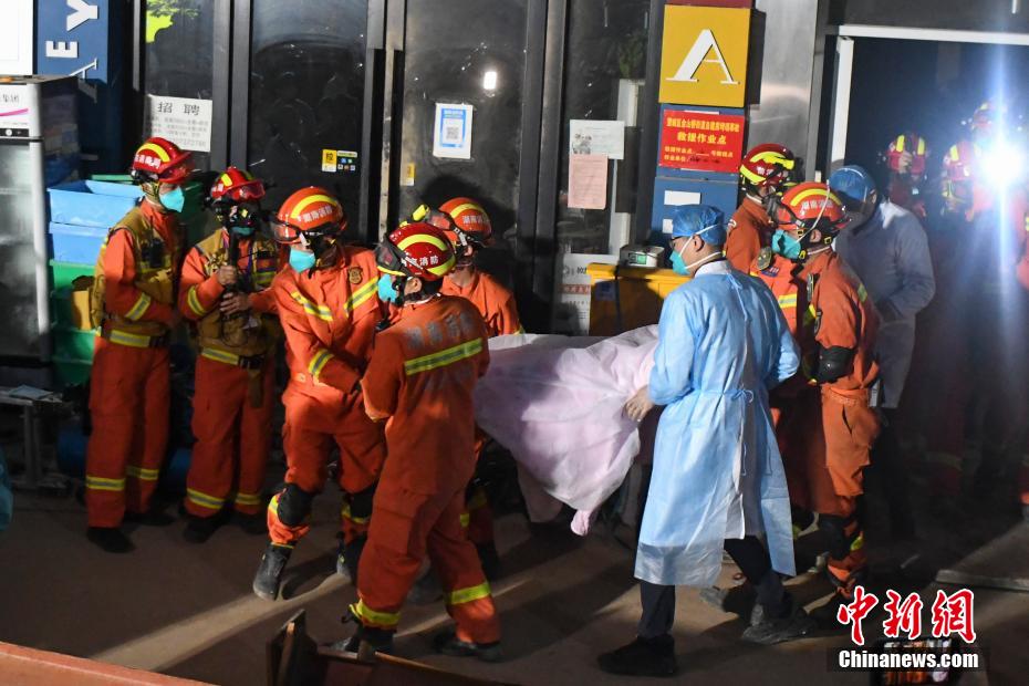 Oitava pessoa é resgatada após desabamento de prédio em Changsha