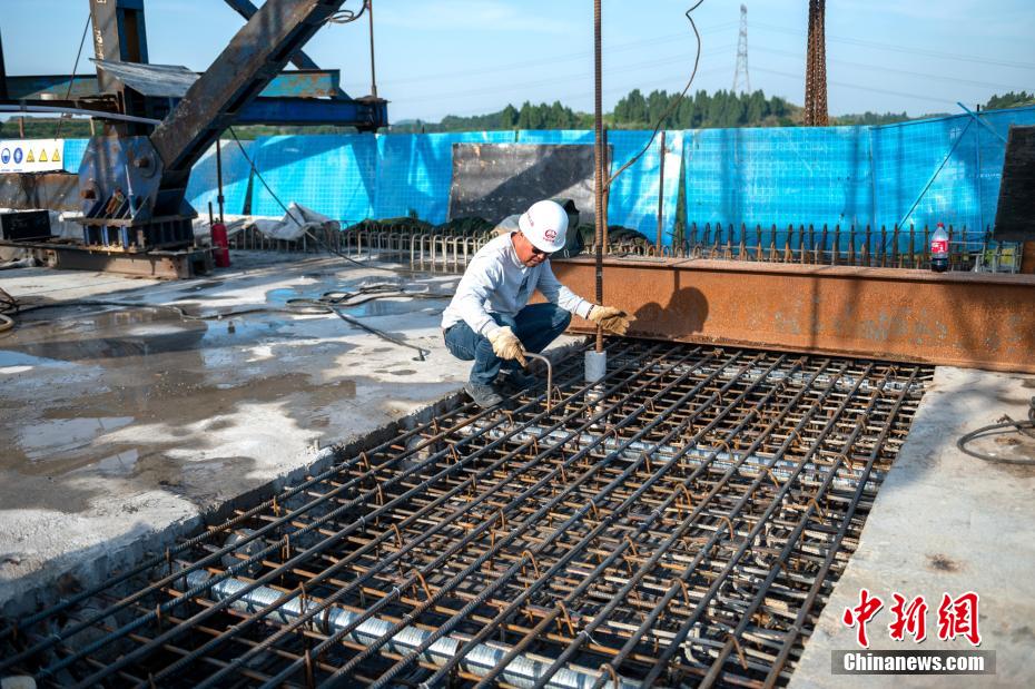 Sichuan: primeira ponte ferroviária de alta velocidade Chengdu-Zigong é unida com sucesso