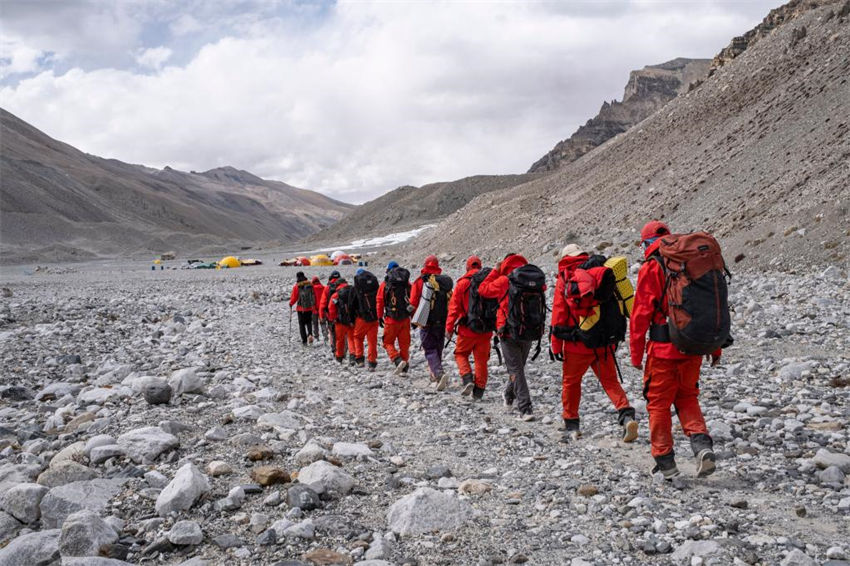 Equipe de expedição científica chinesa retorna em segurança ao acampamento-base do Monte Qomolangma