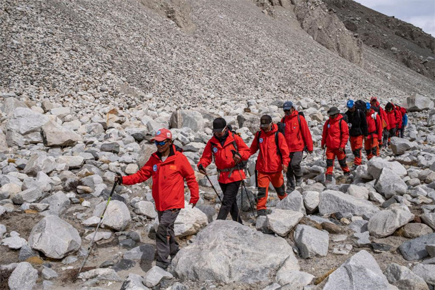 Equipe de expedição científica chinesa retorna em segurança ao acampamento-base do Monte Qomolangma