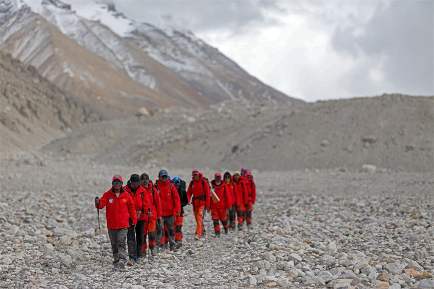 Equipe de expedição científica chinesa retorna em segurança ao acampamento-base do Monte Qomolangma