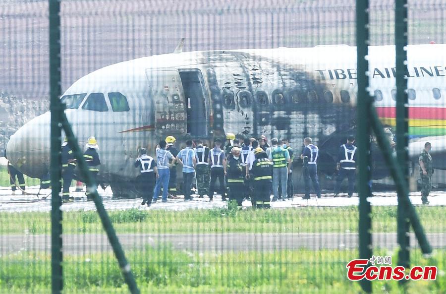 China: avião desvia da pista e pega fogo no aeroporto de Chongqing