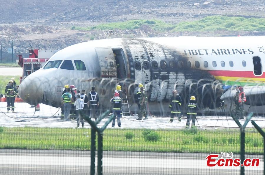 China: avião desvia da pista e pega fogo no aeroporto de Chongqing