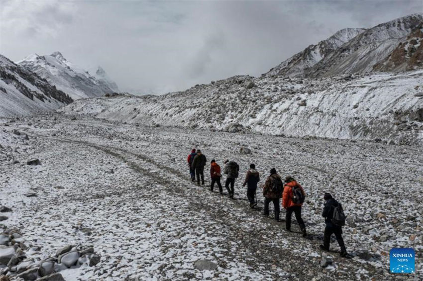 Pesquisa glacial é realizada no Monte Qomolangma