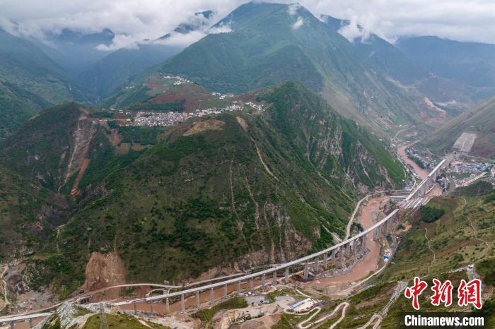 Galeria: construção da secção Emei-Mianning da ferrovia Chengdu-Kunming