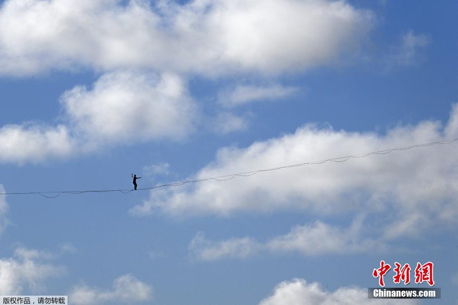 Aventureiro francês bate recorde mundial ao andar 2,2 km em cabos de aço aéreos