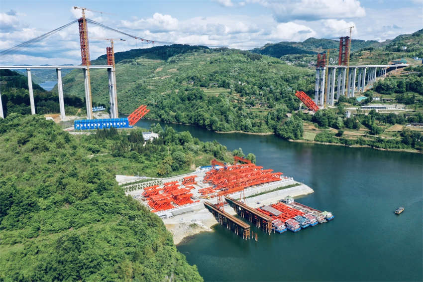 Galeria: ponte maciça em Guizhou começa a ganhar forma