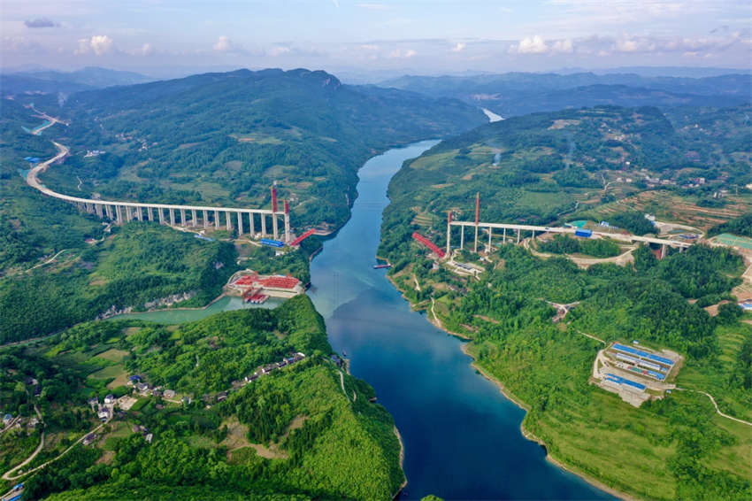 Galeria: ponte maciça em Guizhou começa a ganhar forma