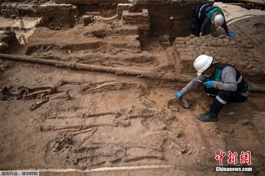 Arqueólogos peruanos descobrem comitério colonial