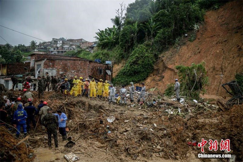 Brasil: sobe para 84 o número de mortes causadas por fortes chuvas no estado de Pernambuco