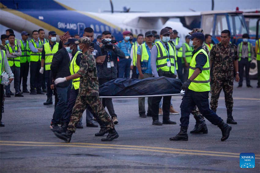 21 corpos são encontrados no local da queda do avião nepalês