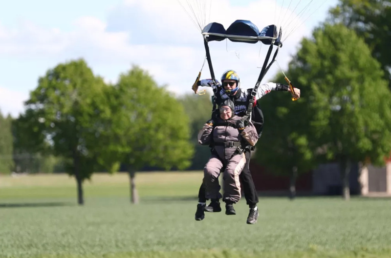 Sueca de 103 anos bate recorde mundial a realizar um salto duplo de paraquedas