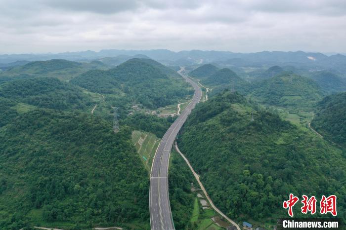 Via expressa Guiyang-Huangping está aberta ao tráfego