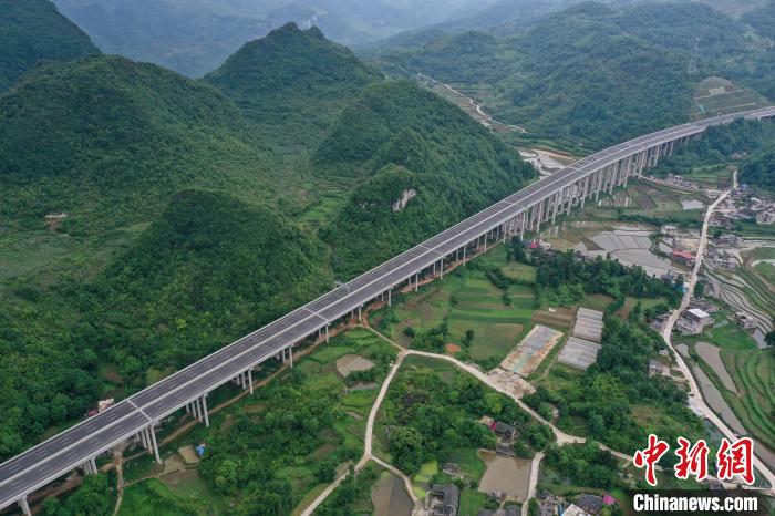 Via expressa Guiyang-Huangping está aberta ao tráfego