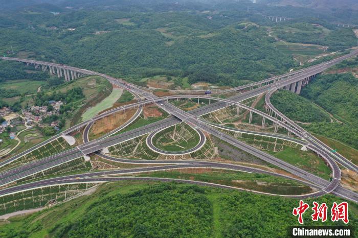 Via expressa Guiyang-Huangping está aberta ao tráfego