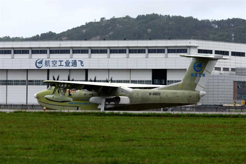Aeronave anfíbia AG600 da China com nova configuração faz voo inaugural