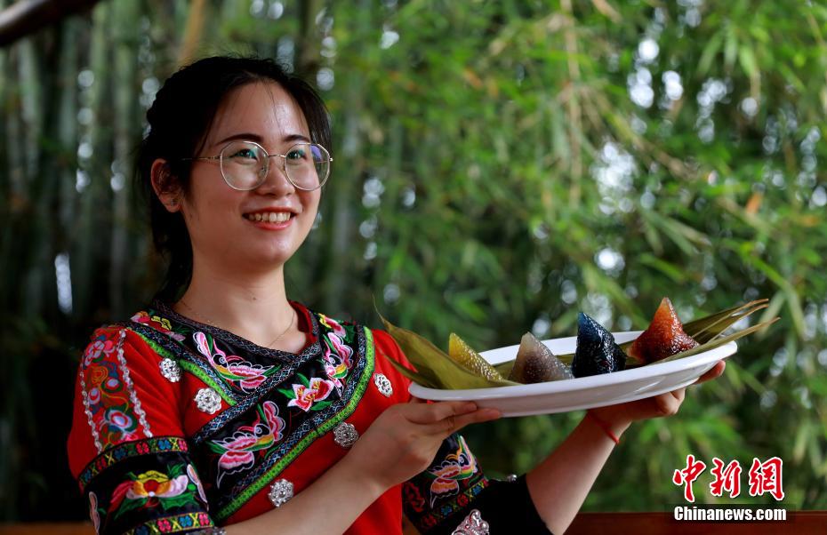 Pessoas fazem “zongzi” para receber Festival do Barco do Dragão em Guangxi