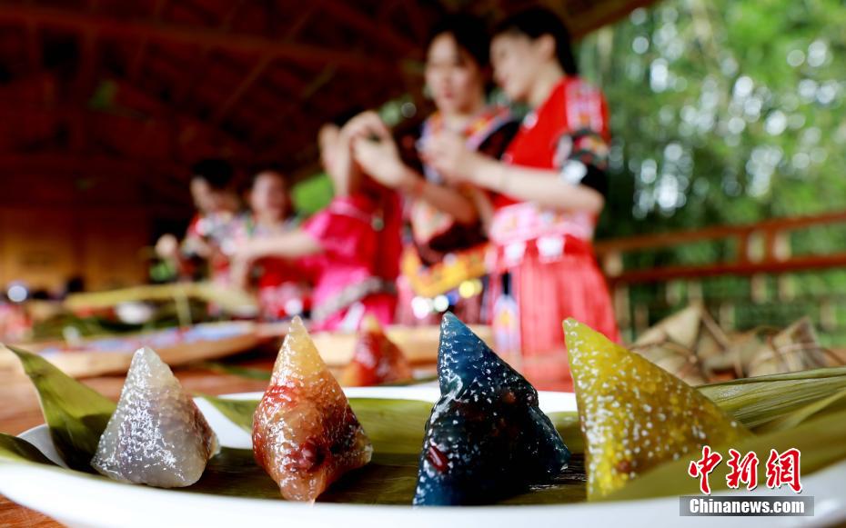 Pessoas fazem “zongzi” para receber Festival do Barco do Dragão em Guangxi