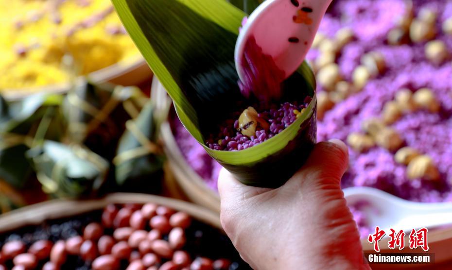 Pessoas fazem “zongzi” para receber Festival do Barco do Dragão em Guangxi