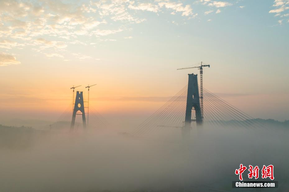 Concluído acoplamento da ponte rodoferroviária Lingang sobre o rio Yangtzé