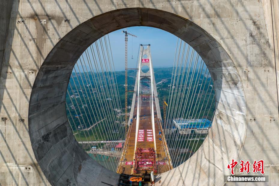 Concluído acoplamento da ponte rodoferroviária Lingang sobre o rio Yangtzé