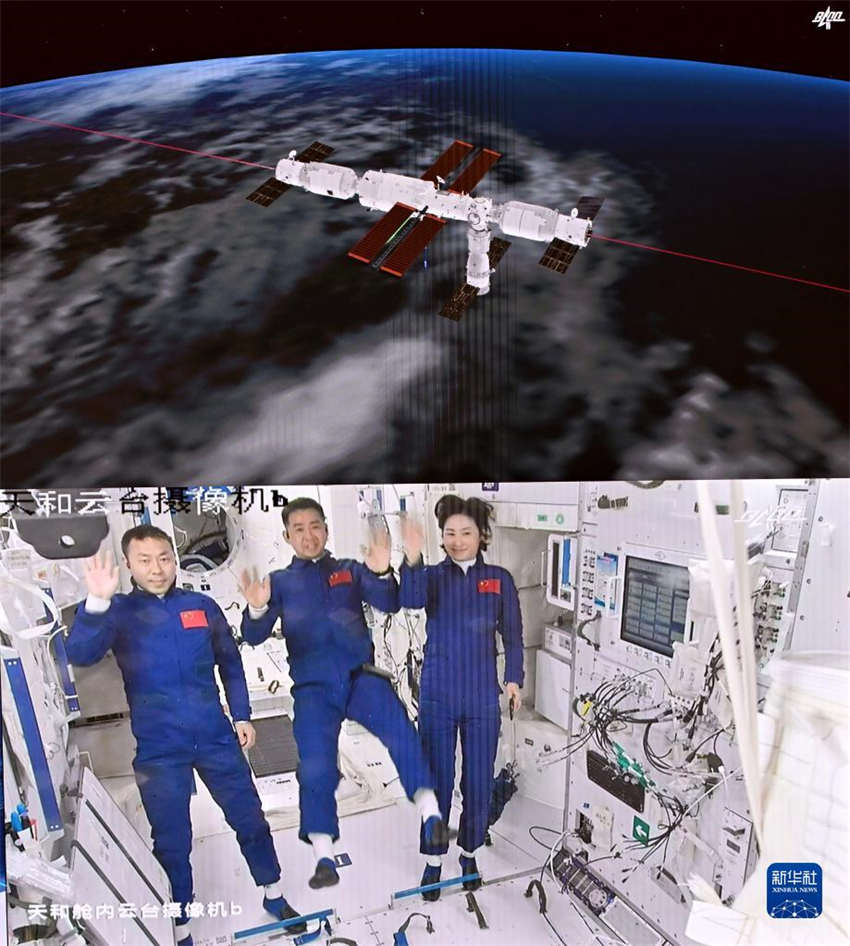 Astronautas da Shenzhou-14 entram no módulo central da estação espacial