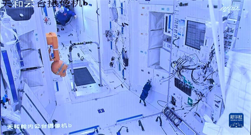 Astronautas da Shenzhou-14 entram no módulo central da estação espacial