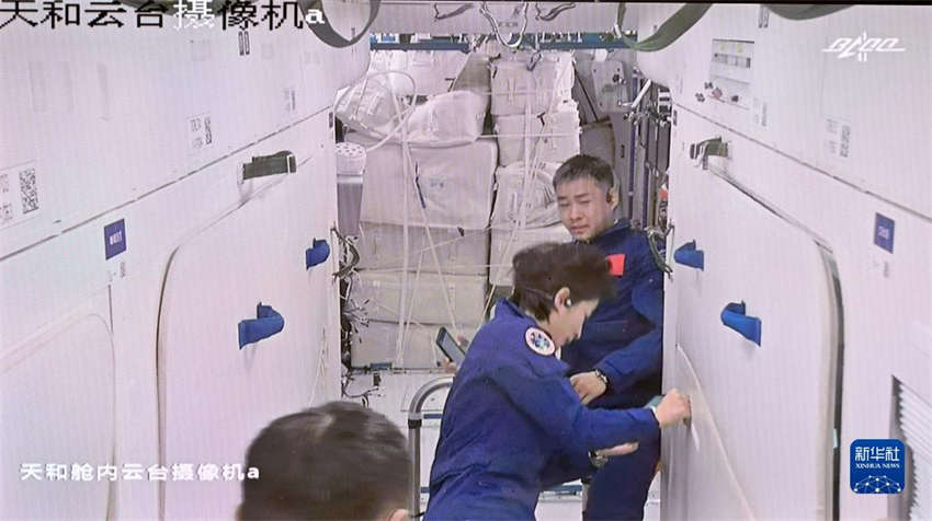 Astronautas da Shenzhou-14 entram no módulo central da estação espacial