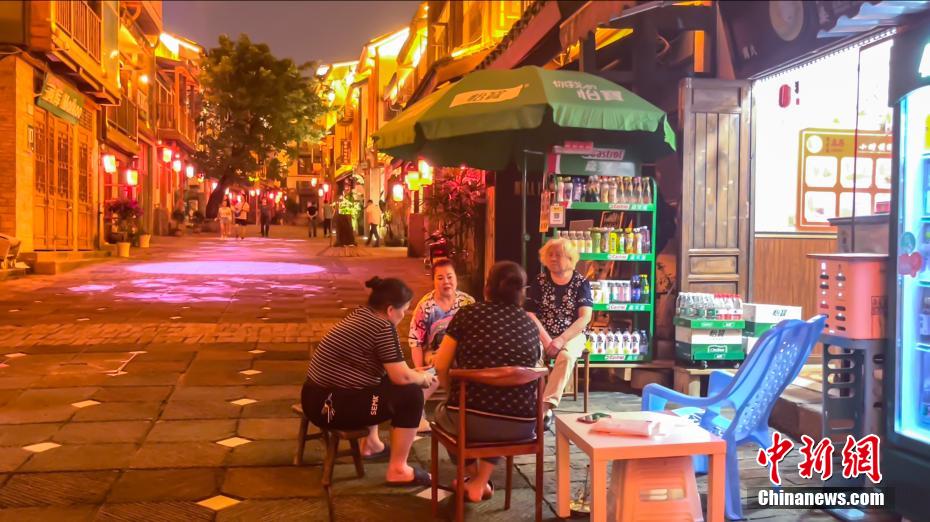 Galeria: antigo bairro Huangjueya é iluminado durante a noite