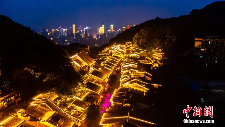 Galeria: antigo bairro Huangjueya é iluminado durante a noite