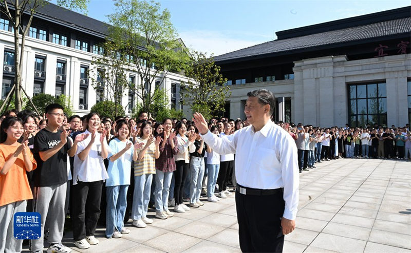 Xi Jinping inspeciona cidade de Yibin no sudoeste da China