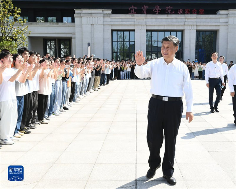 Xi Jinping inspeciona cidade de Yibin no sudoeste da China