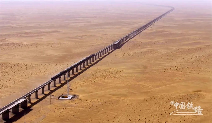 China: primeira ferrovia circundante do deserto Taklimakan inicia operação