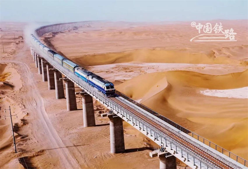 China: primeira ferrovia circundante do deserto Taklimakan inicia operação