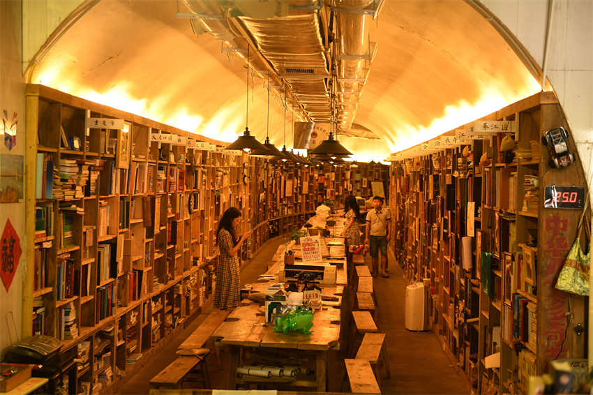 Livraria de Chongqing atrai visitantes