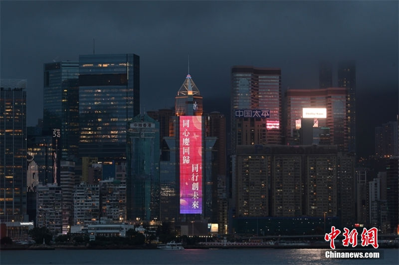 Galeria: atmosfera comemorativa às vésperas do 25º aniversário do retorno de Hong Kong à pátria