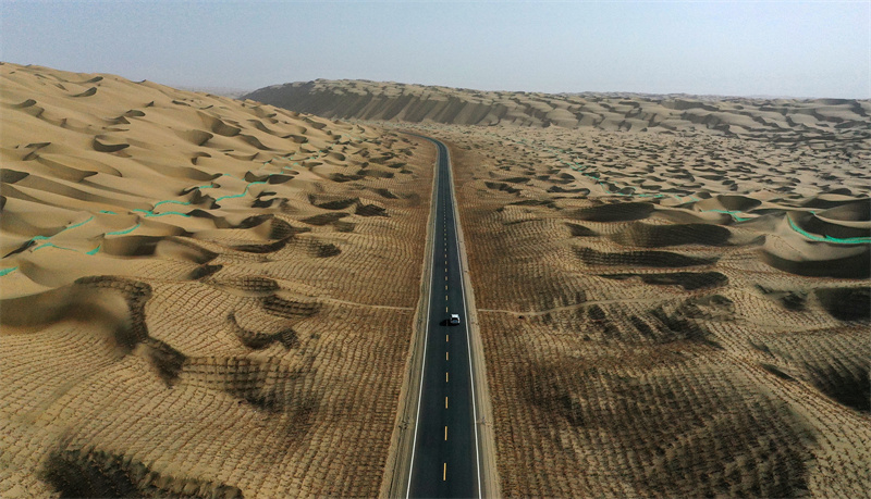 Galeria: paisagem espetacular da rodovia no deserto em Xinjiang