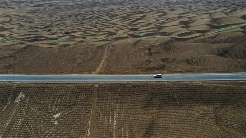 Galeria: paisagem espetacular da rodovia no deserto em Xinjiang