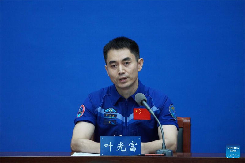 China: astronautas da missão Shenzhou-13 prestam declarações à imprensa após quarentena e recuperação